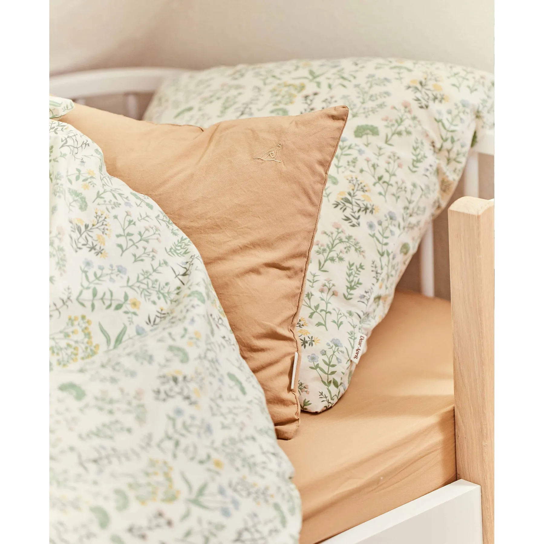 Dear April Junior Fitted Sheet - 68x162x12cm - Sandy Feet (For Oliver Furniture Wood Mini  Beds)